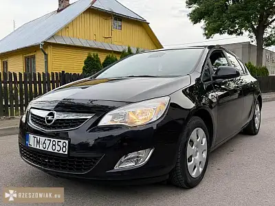 Opel Astra J 1.6 Benzyna (2011) – Zadbany, Niski Przebieg - Zdjęcie 2 - KRAKOWIACZEK.EU