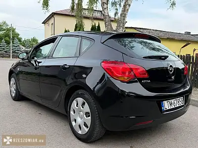 Opel Astra J 1.6 Benzyna (2011) – Zadbany, Niski Przebieg - Zdjęcie 6 - KRAKOWIACZEK.EU