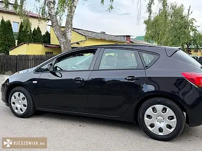 Opel Astra J 1.6 Benzyna (2011) – Zadbany, Niski Przebieg - Zdjęcie 7 - KRAKOWIACZEK.EU