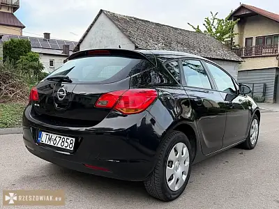 Opel Astra J 1.6 Benzyna (2011) – Zadbany, Niski Przebieg - Zdjęcie 5 - KRAKOWIACZEK.EU