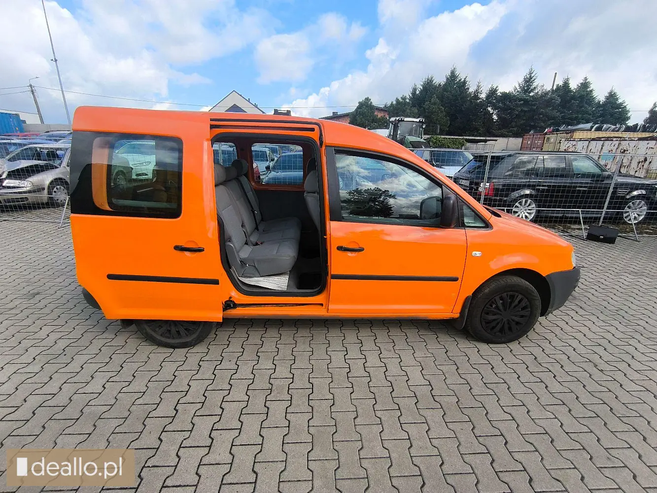 Volkswagen Caddy III kombi z 2005 roku, z silnikiem diesla 1.9L moc 55kW. - I licytacja - [eLicytacj - Zdjęcie 10 - DEALLO.PL